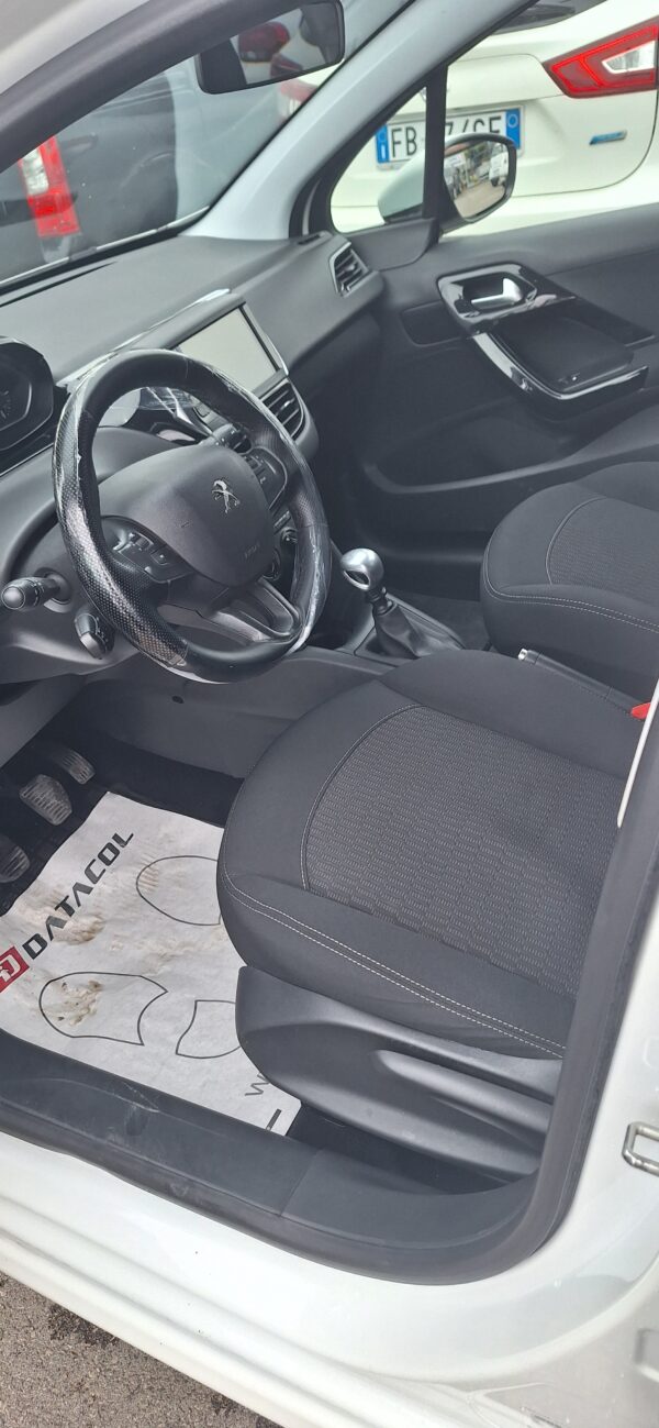 Peugeot 208 - immagine 9
