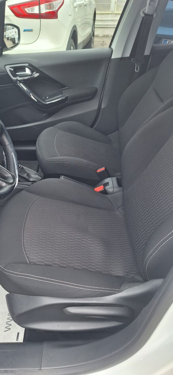 Peugeot 208 - immagine 10